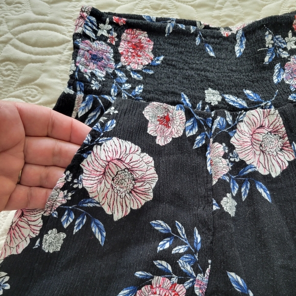 Sale 5/$20 Black Floral Flowy Boho Chic Shorts Medium EUC - Picture 4 of 7